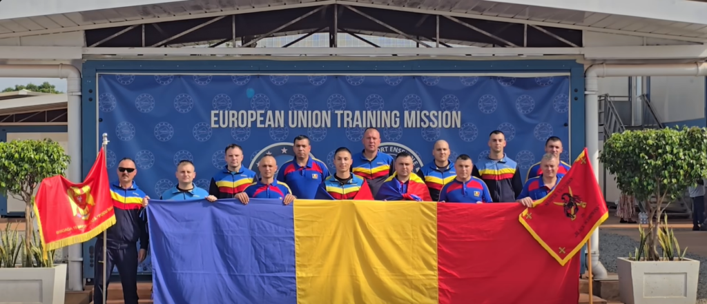 Militarii români aflați în misiune în Africa susțin Echipa Națională