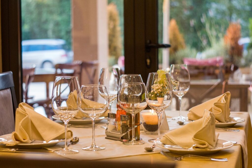 Românii ies mai rar la restaurant, iar valoarea medie a notei de plată a scăzut cu 13%