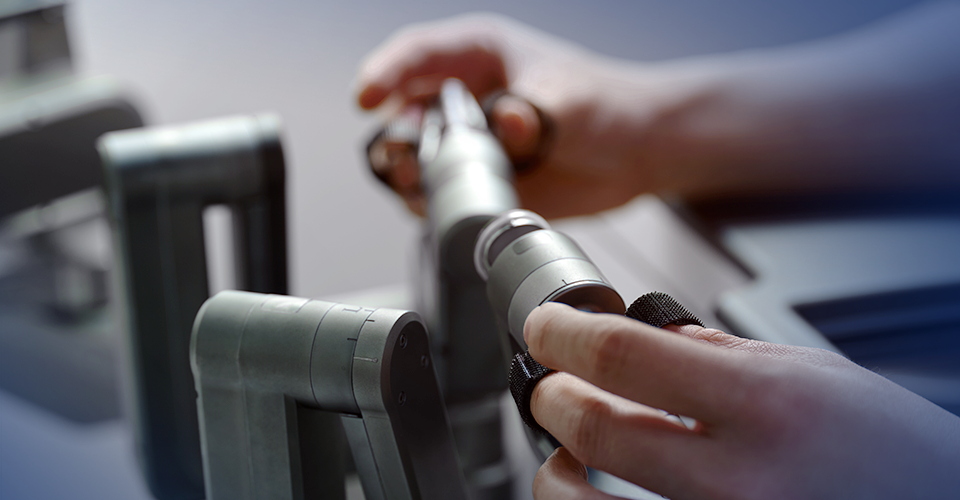 Chirurg din Londra operează un pacient cu cancer de la 2.400 de km distanță