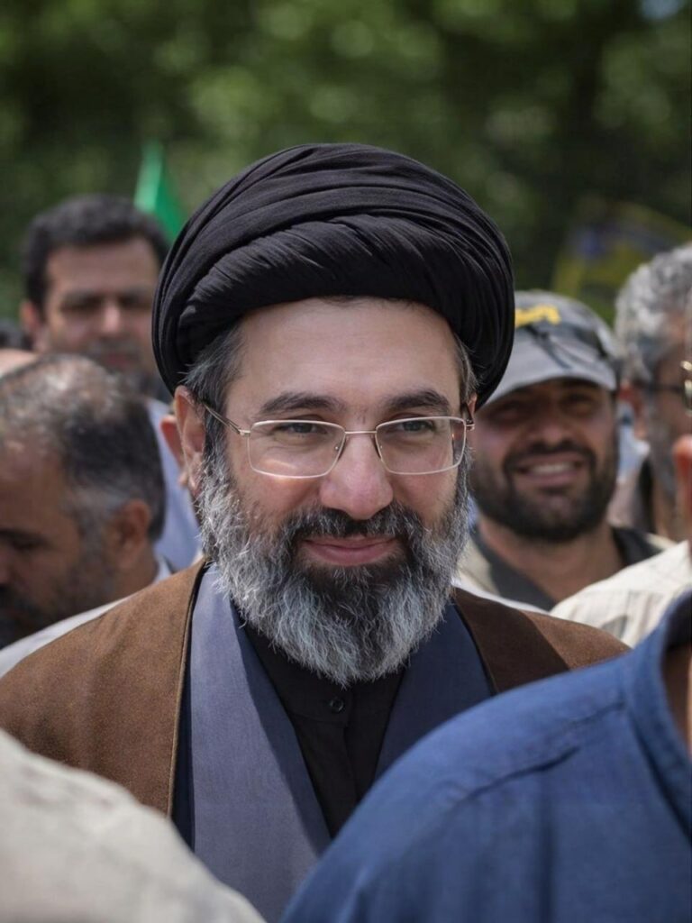 În timp ce israelienii și americanii îl caută, noul lider al Iranului a intrat pe social media. Și-a făcut conturi pe X și Telegram