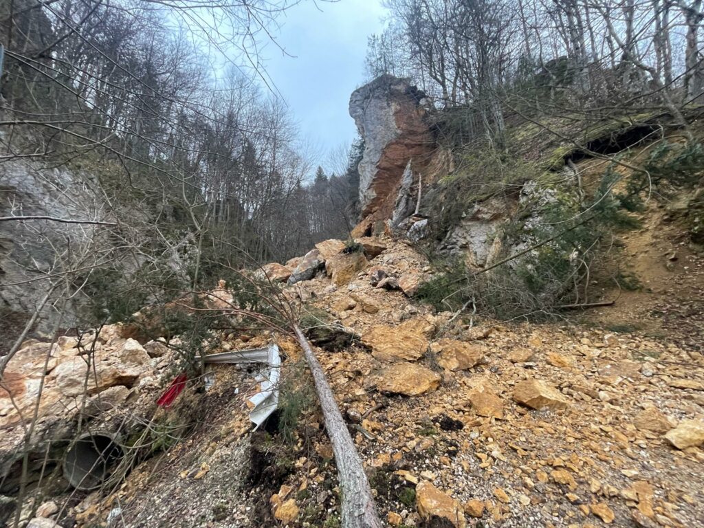 Trei locuințe au rămas izolate în urma unei alunecări de teren în județul Vaslui. Drumul de acces în localitate a fost afectat