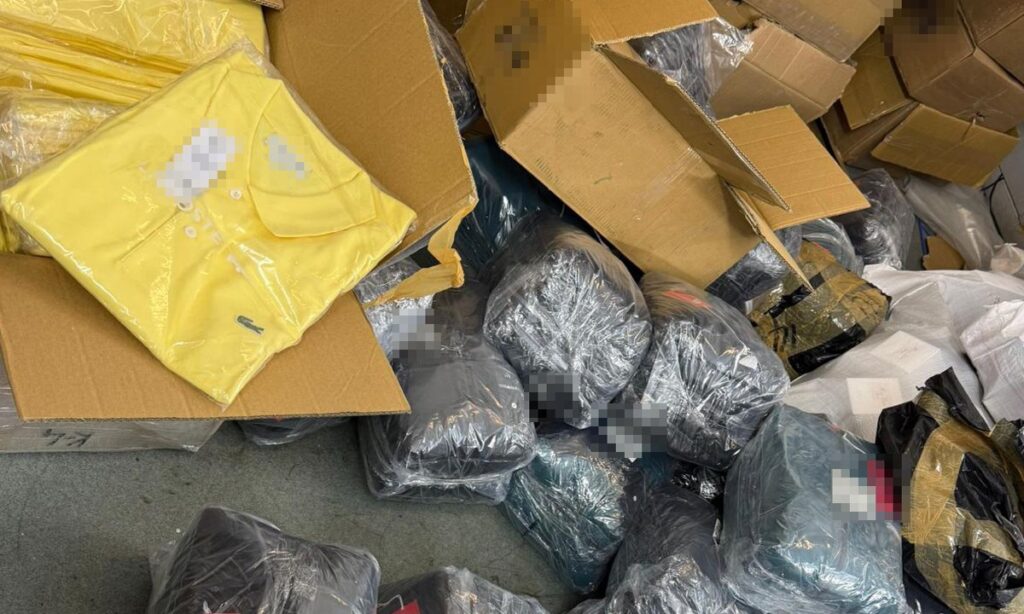 Captură de produse contrafăcute într-un autocar venit din Turcia