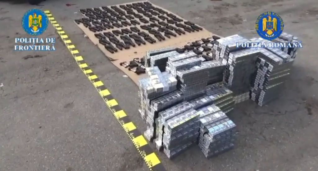 106 pistoale și 60.000 de țigarete, descoperite de polițiștii de frontieră într-un camion înmatriculat în Turcia, la Calafat