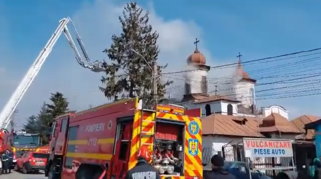 Incendiu puternic la o biserică din Prahova. 120 de persoane s-au autoevacuat / Restricții de circulație pe DN1