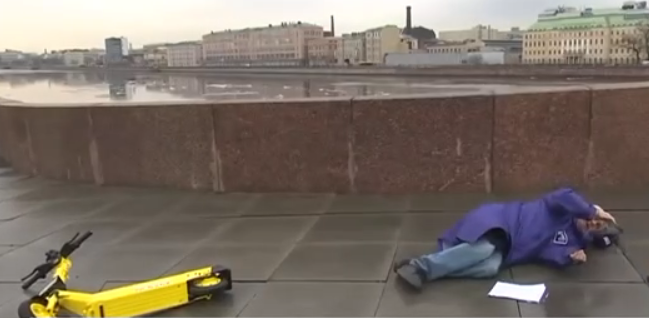 Un meteorolog a căzut de pe trotinetă în timp ce transmitea în direct la un post de televiziune