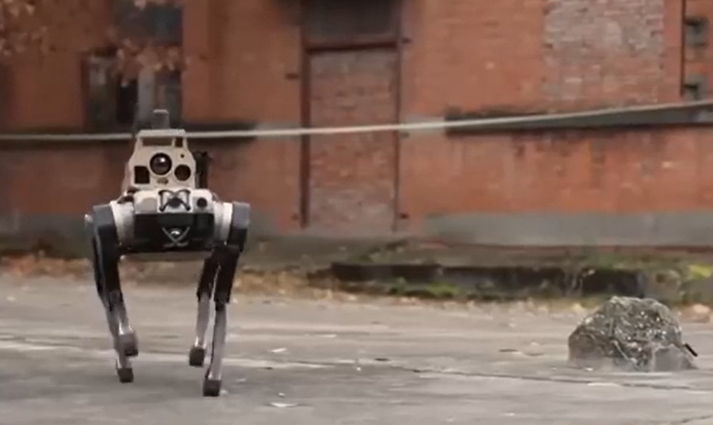 Chinezii au testat roboți-câini de luptă care operează autonom ca o „haită de lupi”