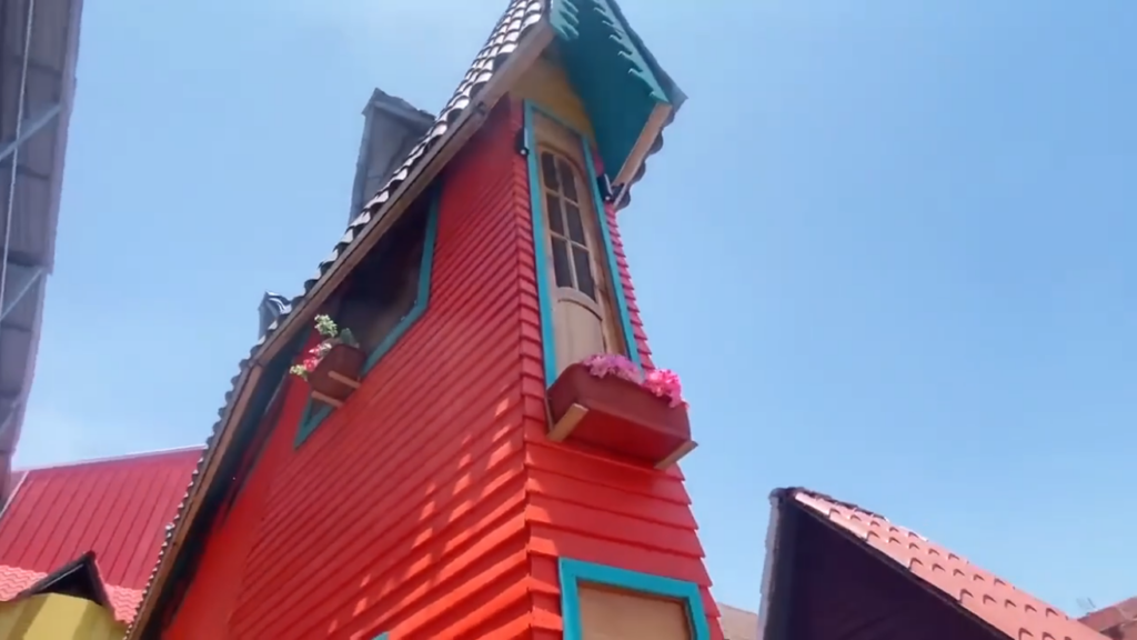 Un peruan a construit și locuiește într-o casă cu lățimea de 63 cm. Aceasta are bucătărie, baie, dormitor și birou