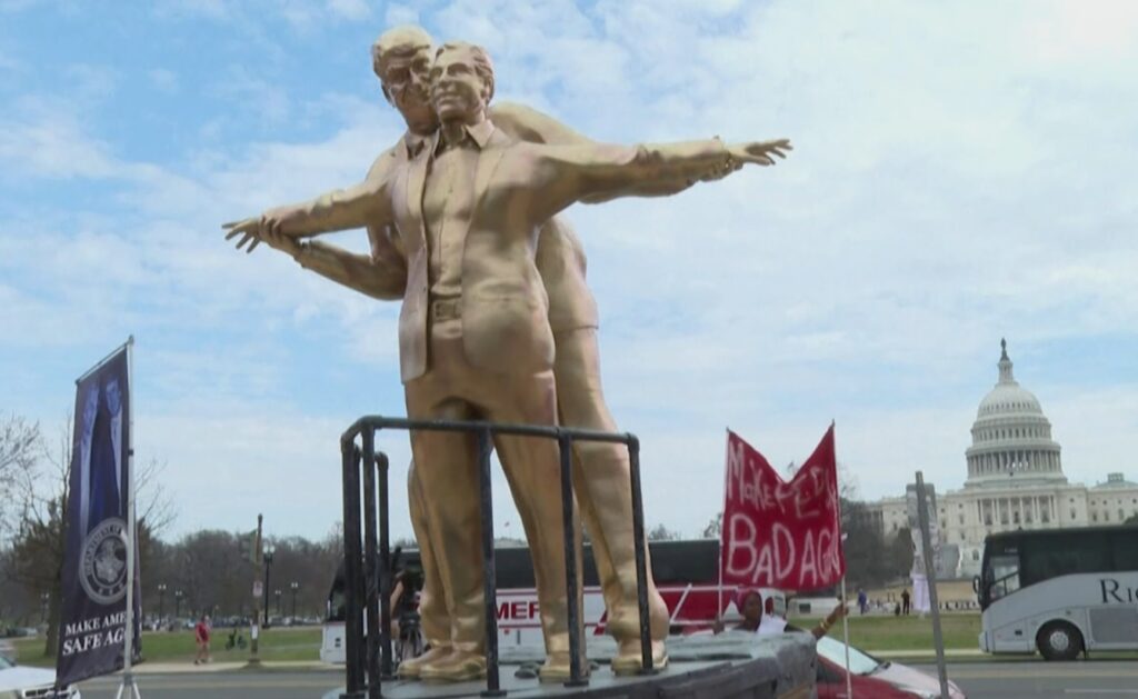 „King of the World”: O statuie cu Donald Trump și Jeffrey Epstein în postura din „Titanic” a apărut la Washington
