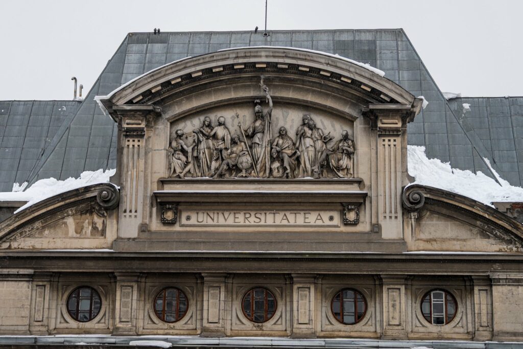 „Universitatea nu este o firmă” / Cadre didactice din Universitatea din București protestează împotriva deciziei rectoratului de a elimina programe educaționale vitale / Profesorii sunt în grevă japoneză de azi