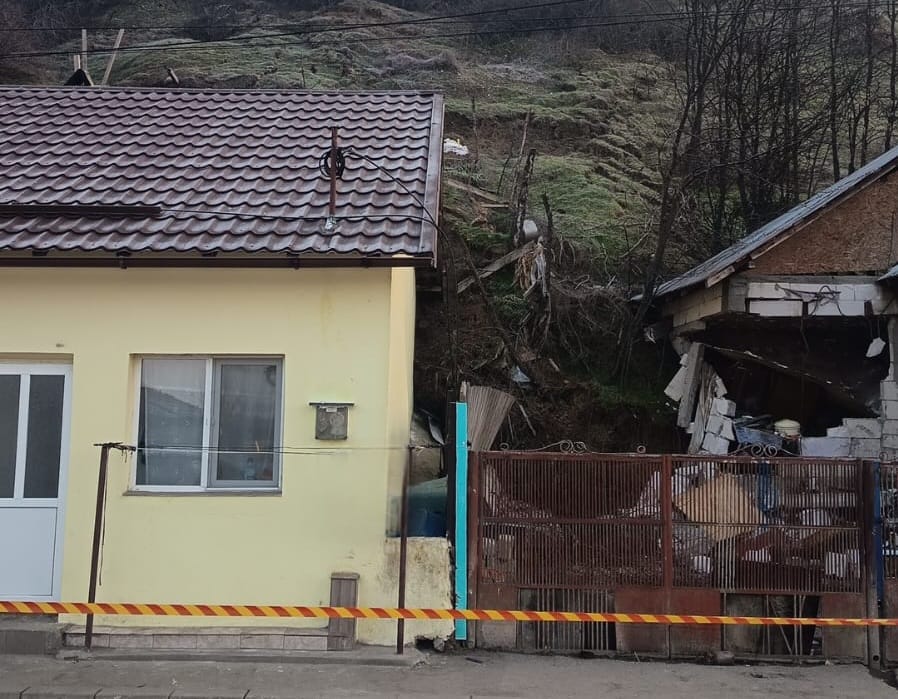 Alunecare de terene în Slatina.  Șapte locuințe afectate și 25 de persoane evacuate