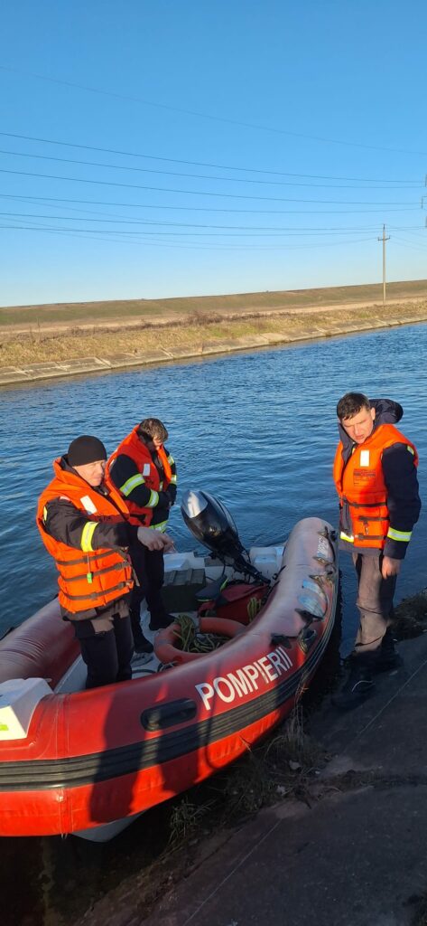 Un bărbat a căzut din barcă într-un lac din Prahova