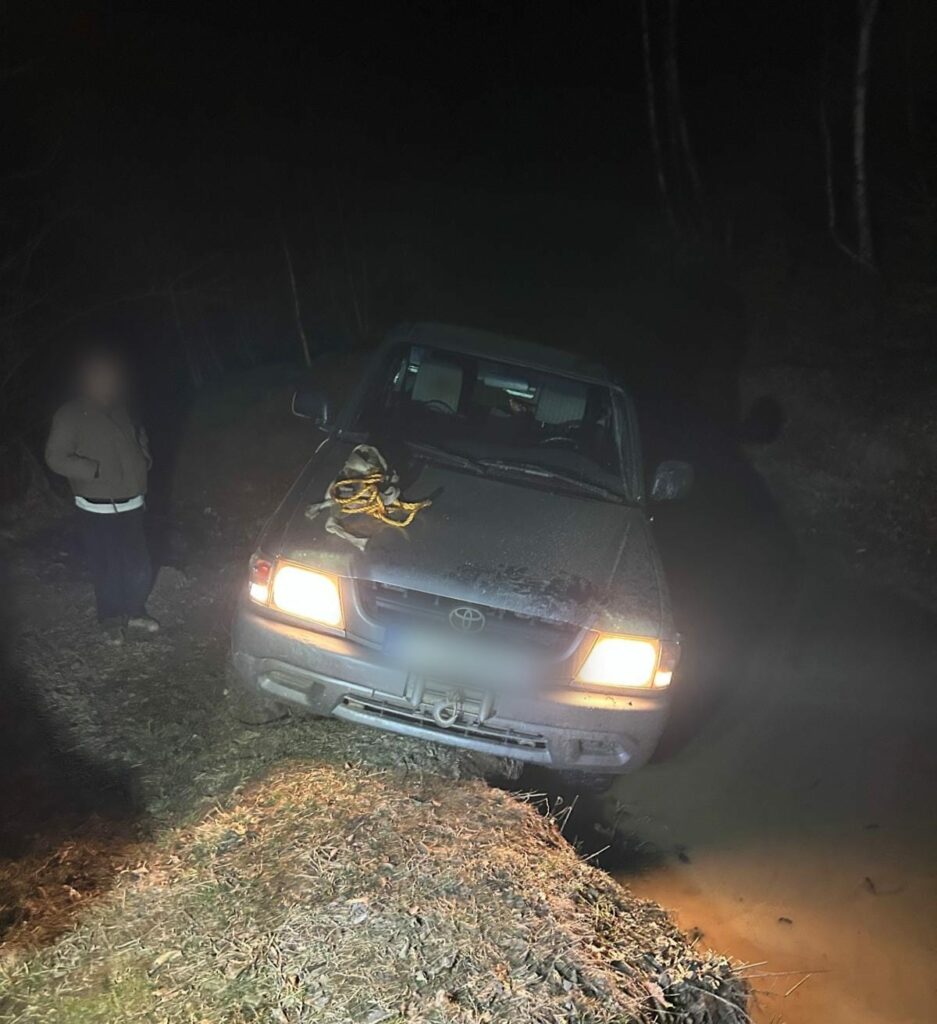 Două turiste rătăcite cu mașina în pădure, salvate de jandarmii sibieni