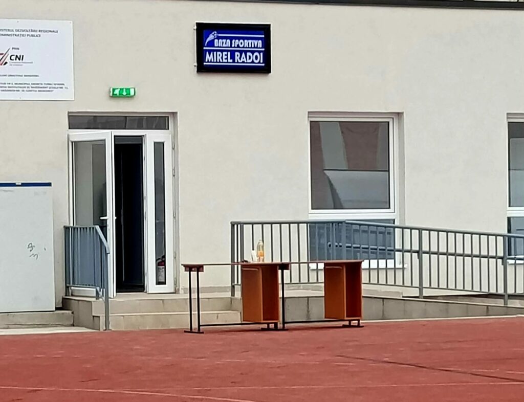 Actualul antrenor de la FCSB are teren care îi poartă numele, în orașul natal: Baza Sportivă ”Mirel Rădoi” a fost inaugurată la malul Dunării