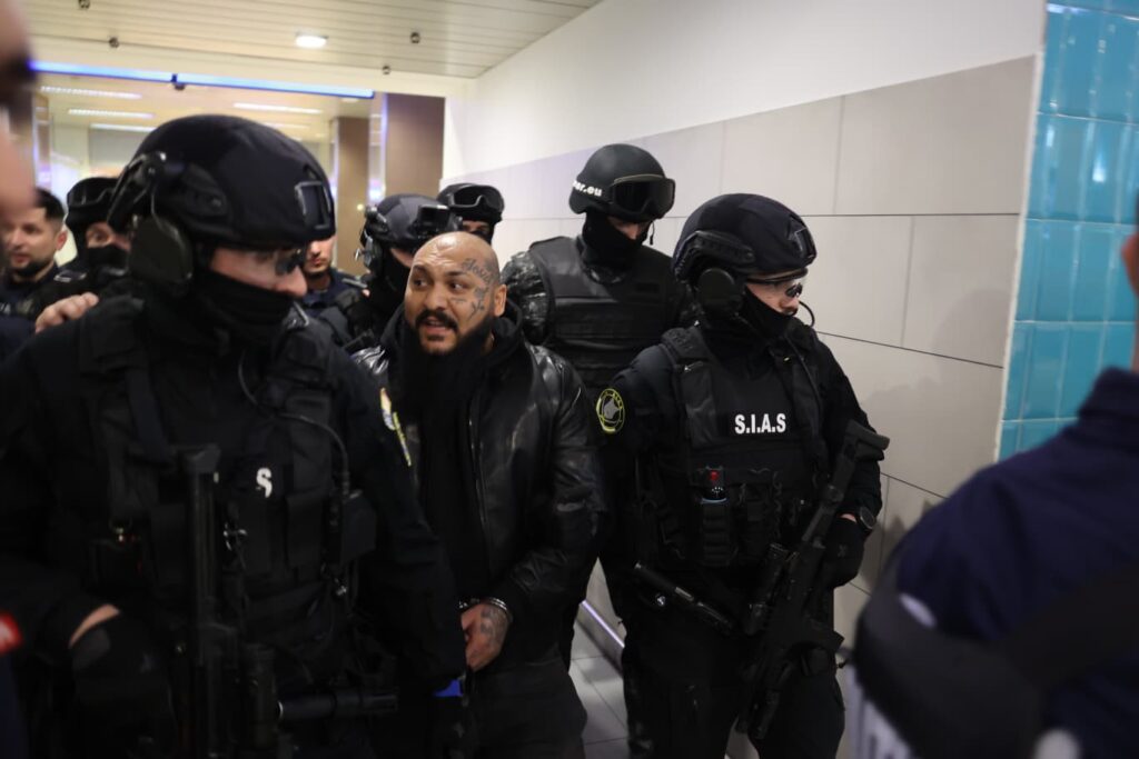 Manelistul Dani Mocanu adus în cătușe în România pe aeroportul Otopeni