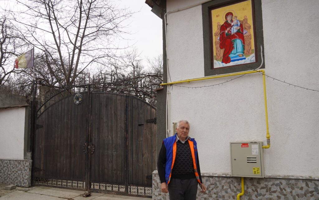 Satul din Sibiu unde sfinții păzesc casele oamenilor. Tradiție rară, dusă mai departe: „Nu mă îmbogățesc. De multe ori îmi scot doar materialele folosite”