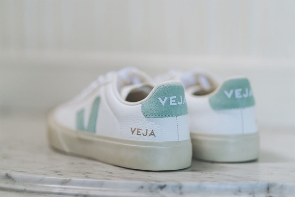 Revoluția sustenabilității în moda premium – fenomenul VEJA în România (P)