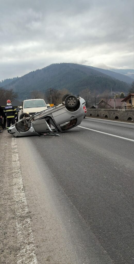 Accident rutier într-o comună din Neamț: O mașină s-a răsturnat pe cupolă. Șoferul, transportat la spital