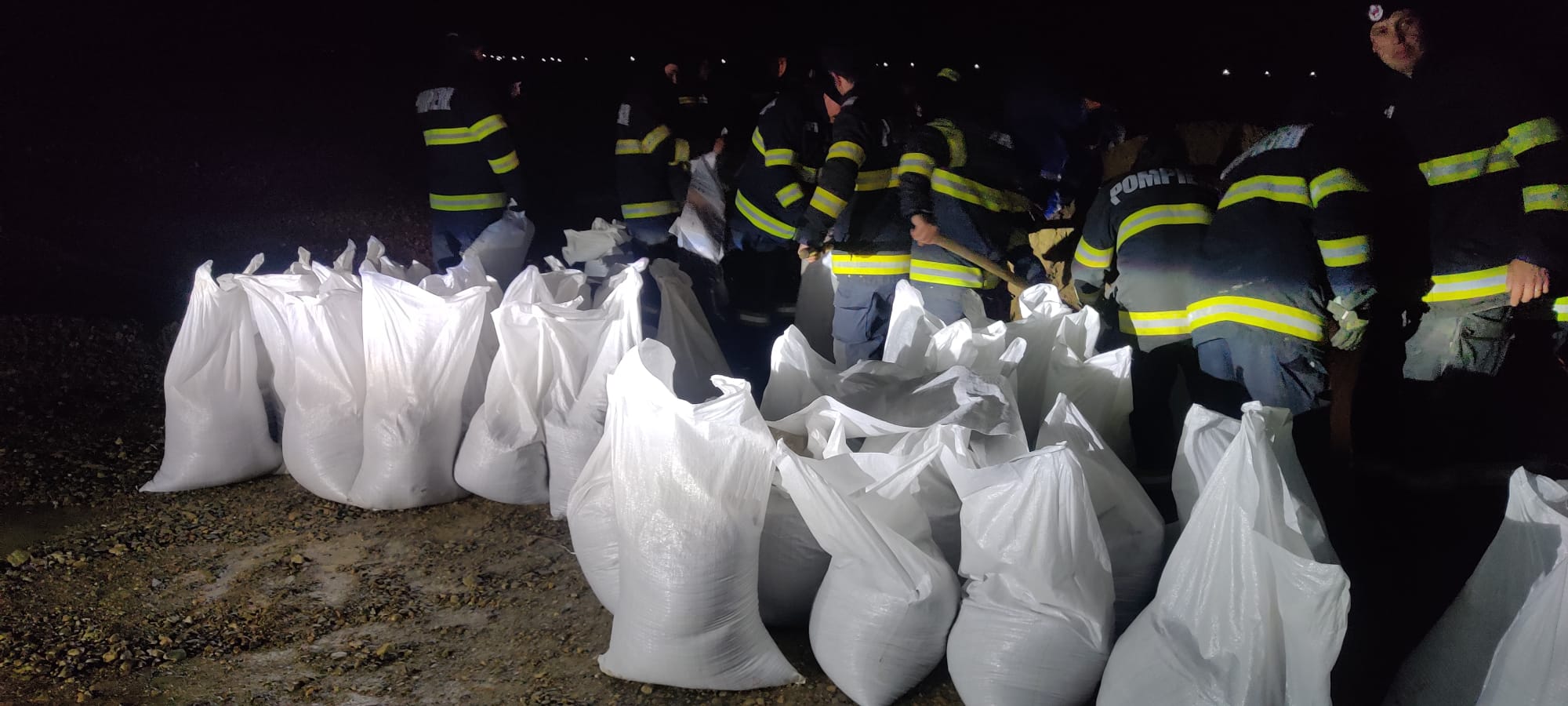 Inundații în Vrancea. Peste 200 de salvatori mobilizați