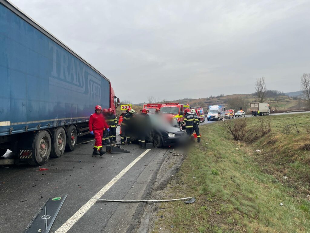UPDATE: Șase răniți în urma unui accident între două camioane și o mașină, în Cluj
