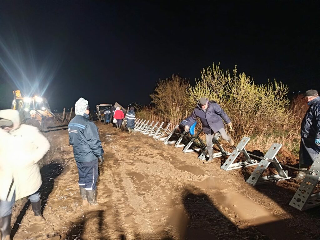 Viitură pe râul Putna, în plină desfășurare: diguri mobile și saci de nisip la Mircești