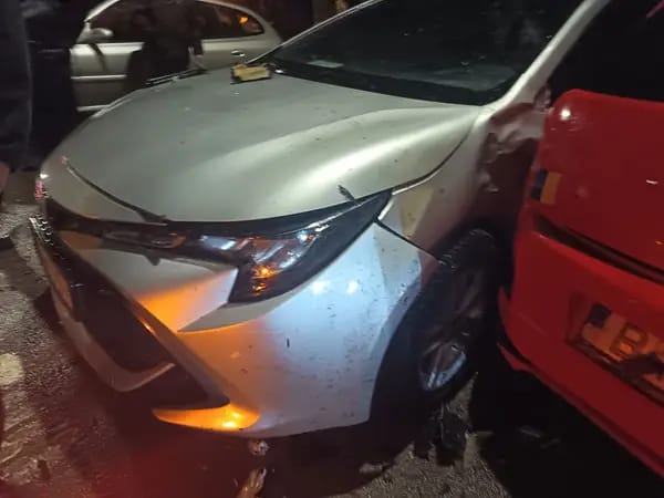 Opt mașini parcate în Capitală, lovite de un vehicul scăpat de sub control