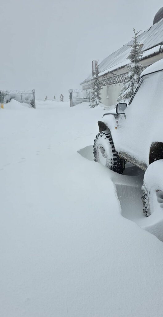 Drum acoperit cu zăpadă în zona turistică de la Horezu. Poliția a restricționat circulația