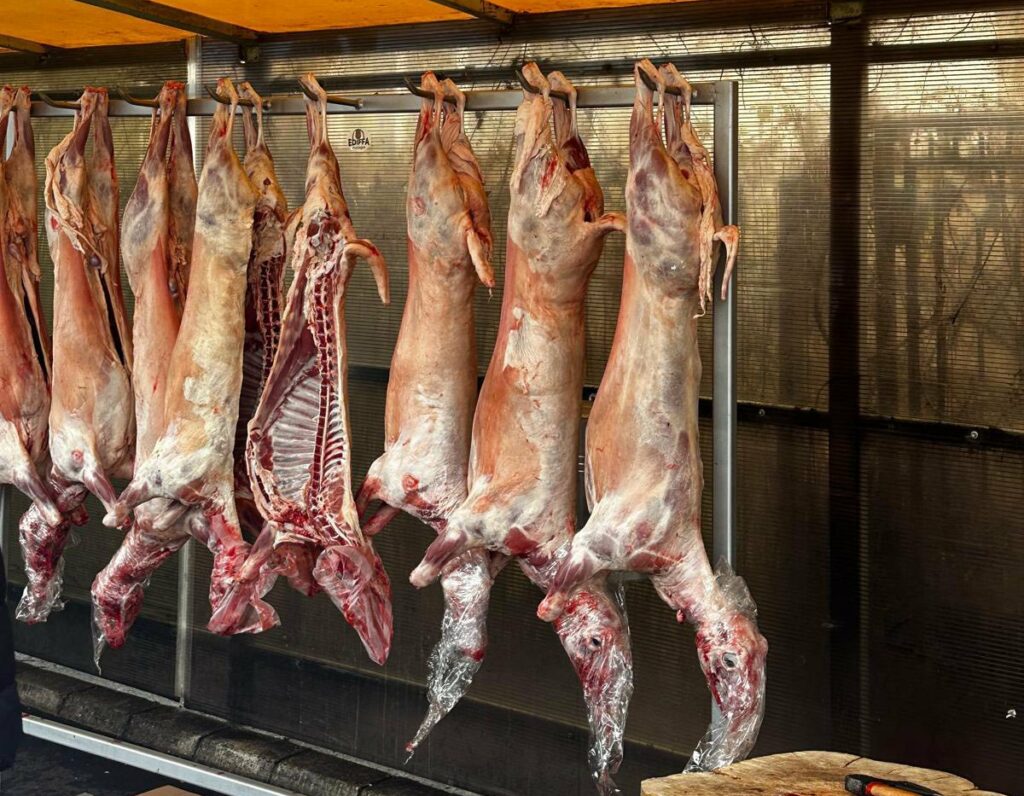 ANPC, amenzi de peste 6,3 milioane de euro pentru comercianții de carne de miel, dar și restaurante