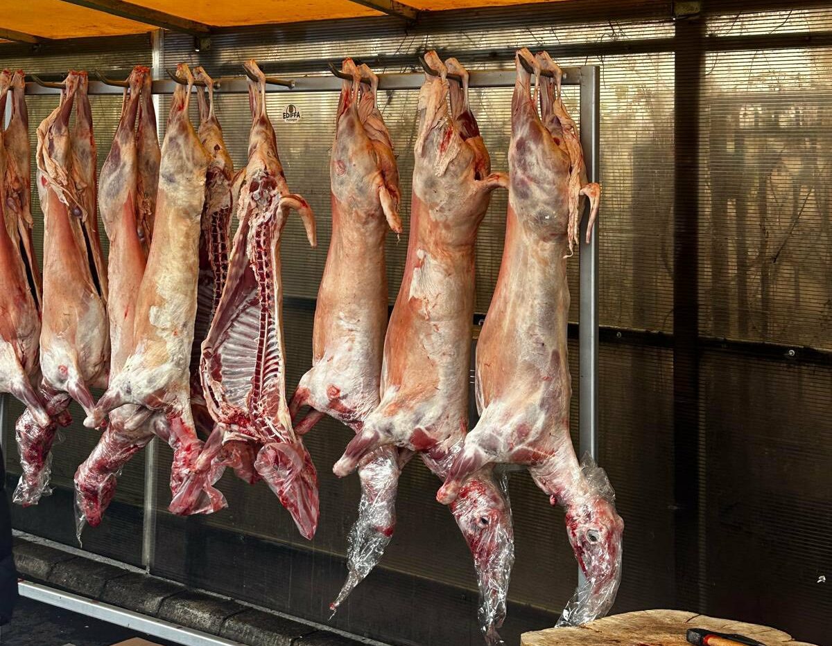 ANPC, amenzi de peste 6,3 milioane de lei pentru comercianții de carne de miel, dar și restaurante