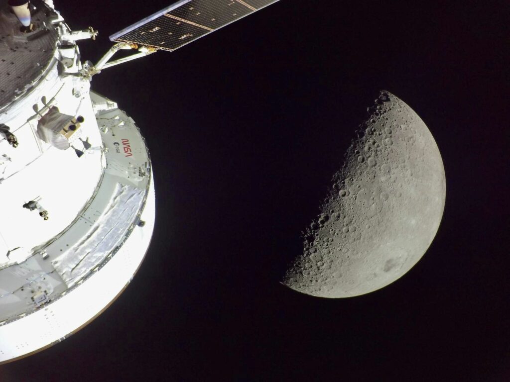 Imagini istorice din apropierea Lunii. Astronauții misiunii Artemis II revin mâine pe Pământ