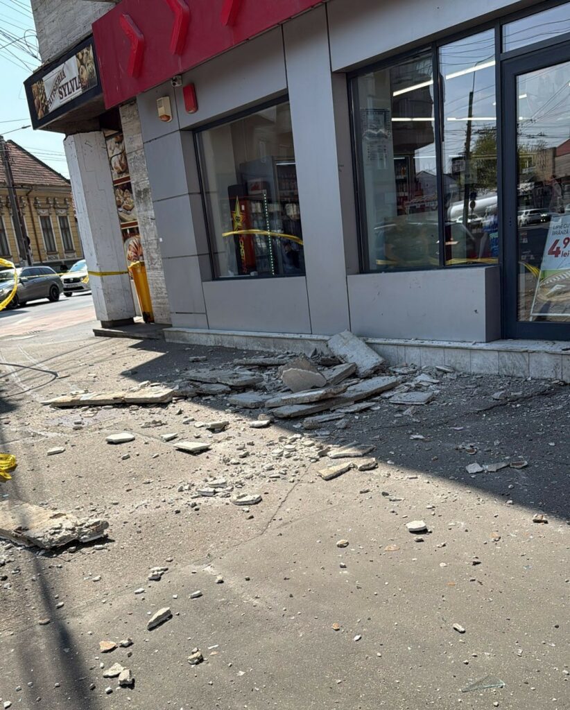 Dominic Fritz, intervenție după un incident periculos: „De pe fațada unui bloc vechi s-au desprins plăci de beton și au căzut pe trotuar. Vor urma noi amenzi”