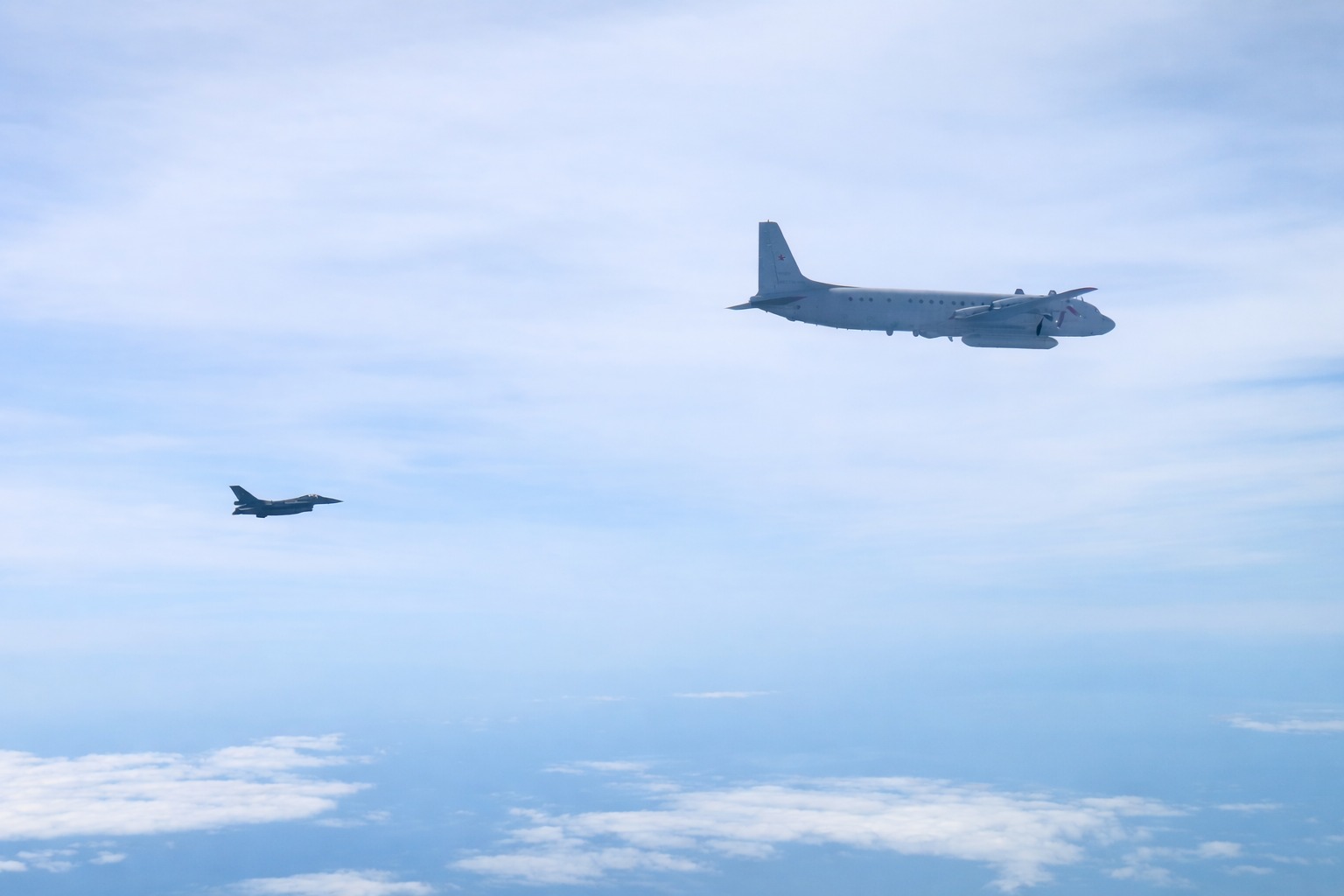 Avioane românești de luptă au interceptat o aeronavă rusească