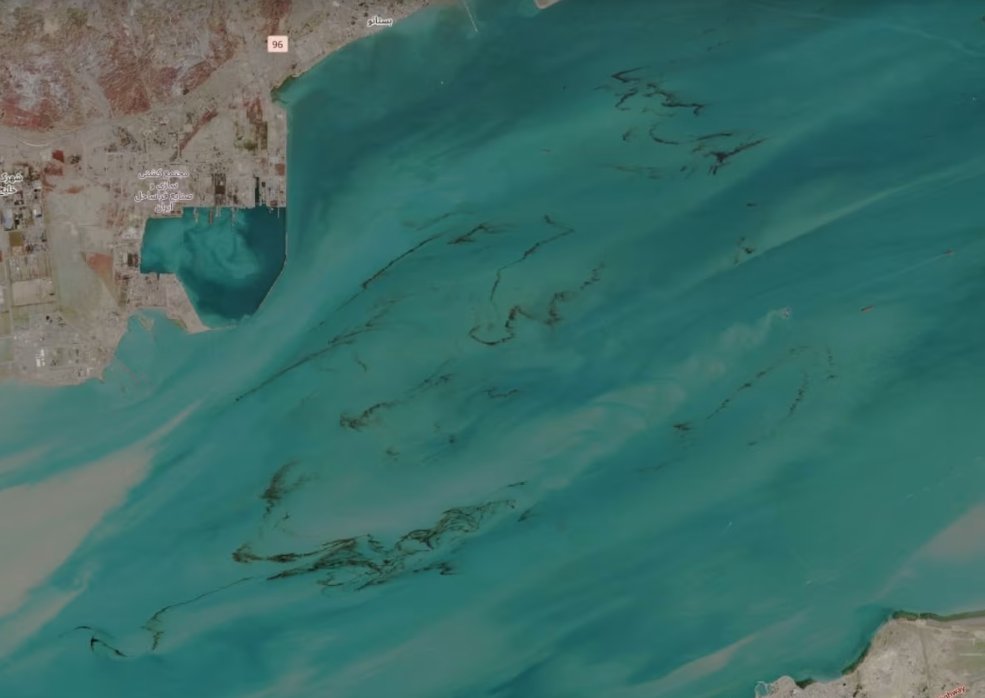 Deversări masive de petrol în Golful Persic, vizibile din spațiu, după atacuri asupra unor instalații și nave petroliere