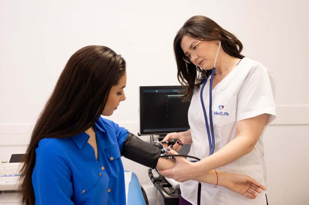 Peste 1,3 mil. de teste pentru determinarea colesterolului într-un an, în rețeaua MedLife. Analizele pentru riscul cardiovascular, în top, pe fondul unei realități alarmante: bolile cardiovasculare provoacă peste jumătate dintre decesele din România (P)