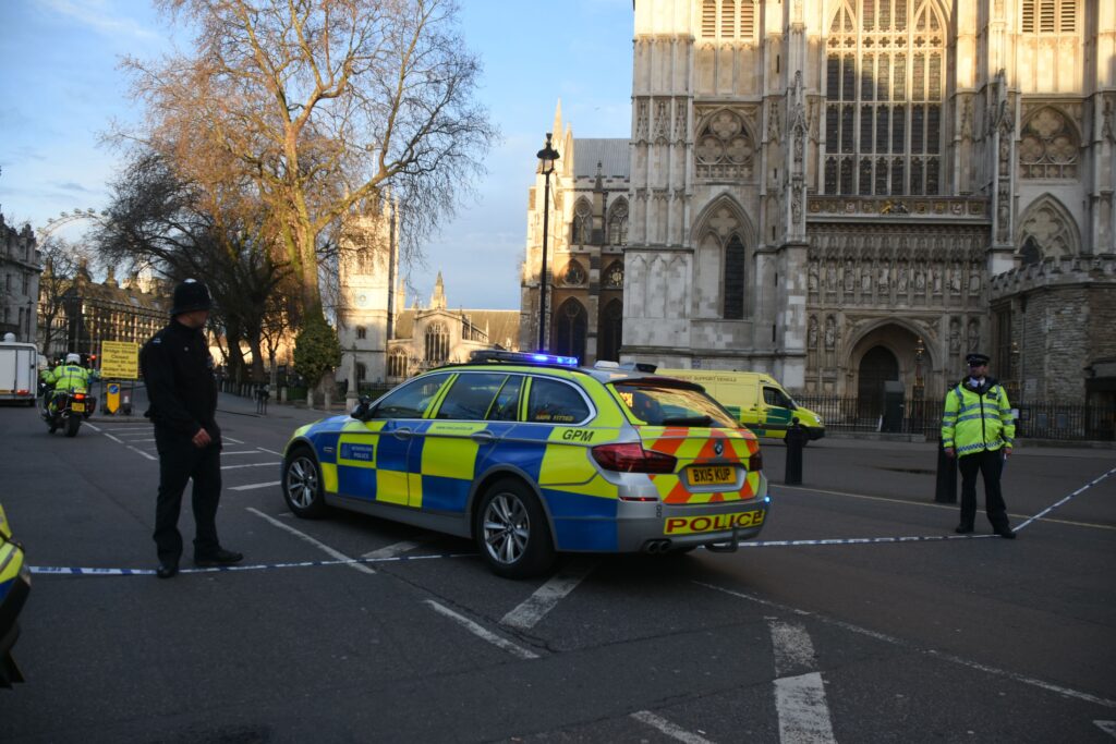 Două persoane au fost rănite în urma unui atac cu cuțitul la Londra. Suspectul a fost reținut