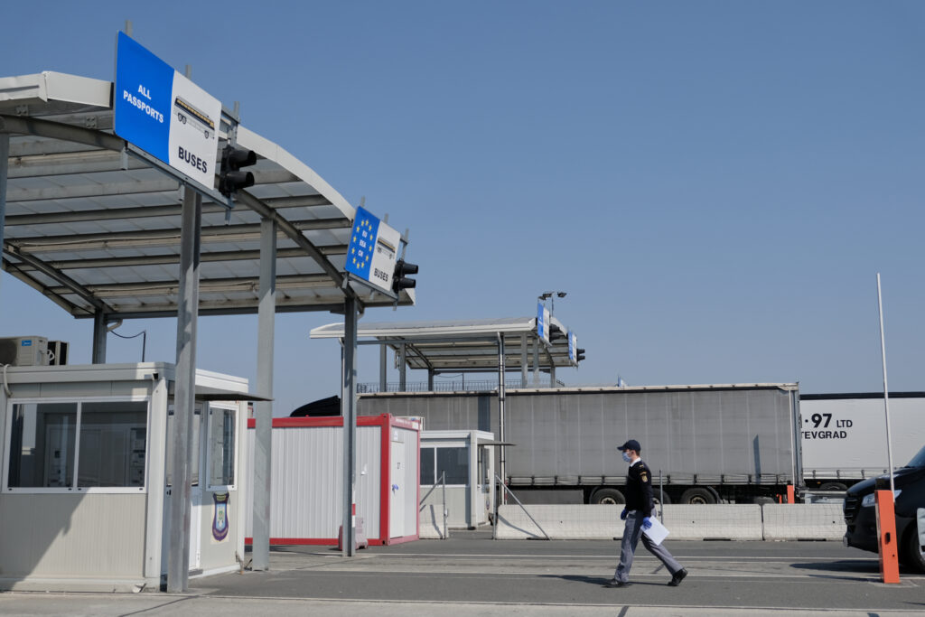 Controale ample demarate de Autoritatea Vamală Română pe principalele fluxuri de transport. Potențial de fraudă la importul de produse perisabile