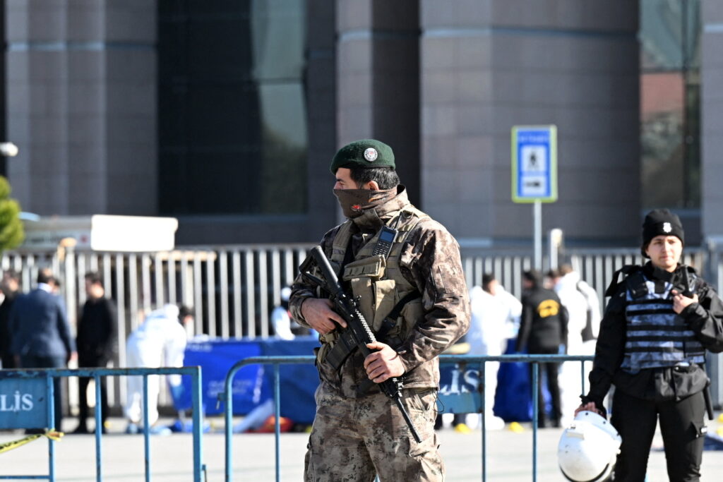 Radicalizarea tinerilor devine o problemă majoră de securitate în Europa și America de Nord