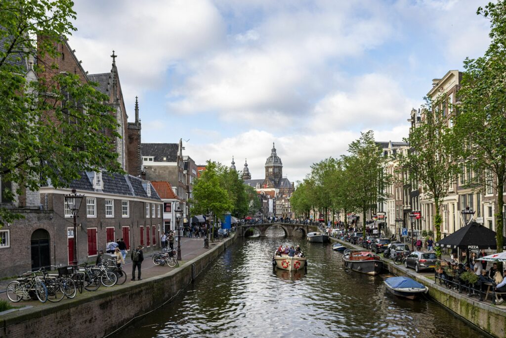 Mii de olandezi au sărbătorit ziua regelui pe străzile din Amsterdam