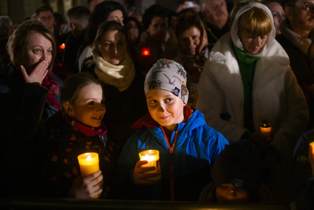 Sondaj INSCOP Research. Trei sferturi dintre români vor participa la slujba de Înviere și vor petrece Paștele acasă
