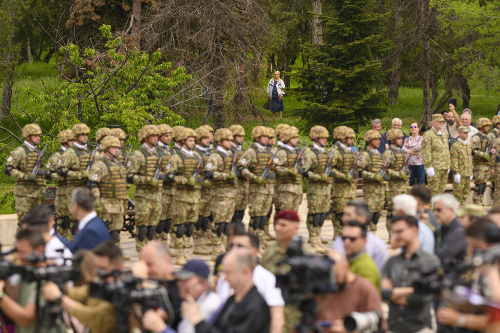 Ziua Forțelor Terestre: ceremonie militară și religioasă în Parcul „Carol I” din Capitală