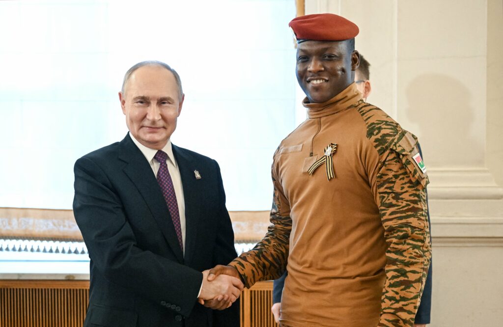 Liderul militar din Burkina Faso spune că țara trebuie să „uite” de democrație