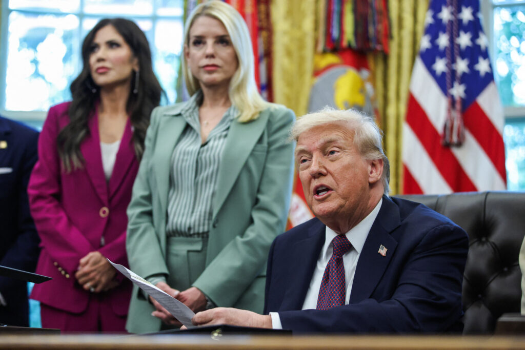 Donald Trump a demis-o pe Pam Bondi din funcția de procuror general al Statelor Unite