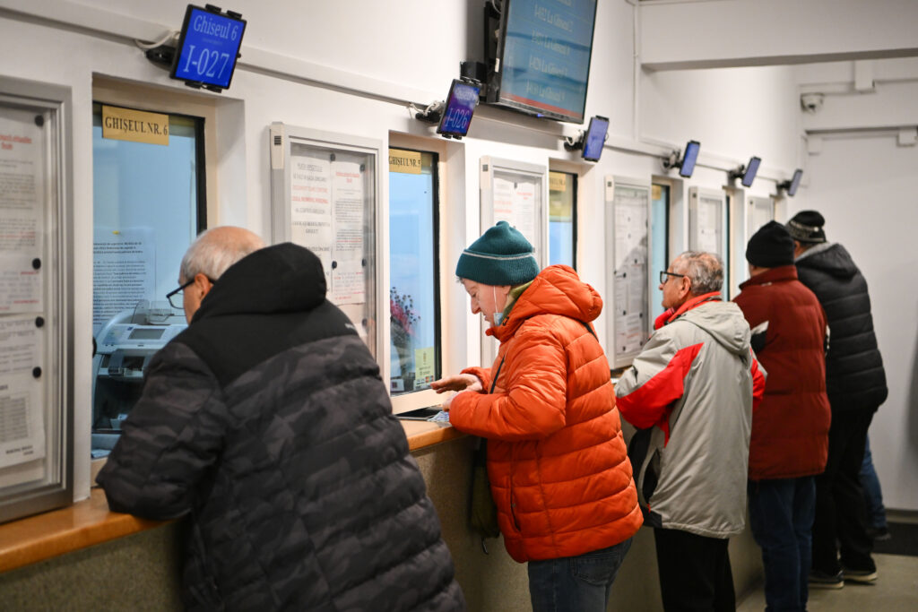 Economedia: Proiectul legii salarizării bugetarilor prevede tăierea unor sporuri, precum indemnizația de hrană și sporul pentru condiții vătămătoare