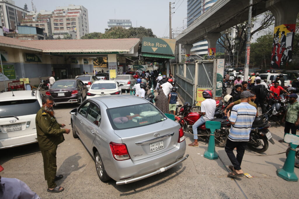 Crime, panică și jafuri în Asia, din cauza lipsei combustibilului. În cel mai aglomerat stat din lume angajații benzinăriilor au fost uciși de șoferi furioși