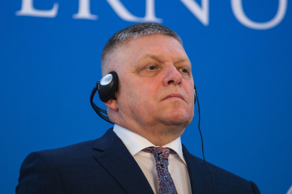 Fico a rupt tăcerea în zorii zilei de luni. Ce mesaj le-a transmis lui Magyar și Orbán