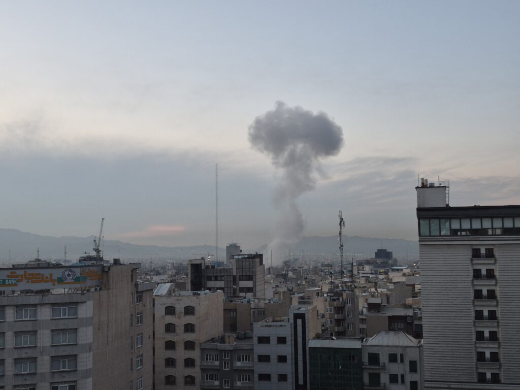 Război fără oprire la cinci săptămâni: SUA și Israel lovesc Teheranul, Iranul ripostează în Golf