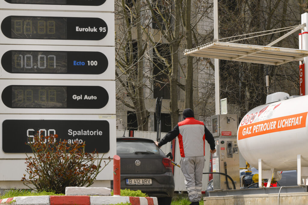 Consumul la pompă a scăzut, estimează industria. Stadiul demersurilor Ministerului Energiei pentru creșterea capacității de rafinare, prin redeschiderea Petrotel