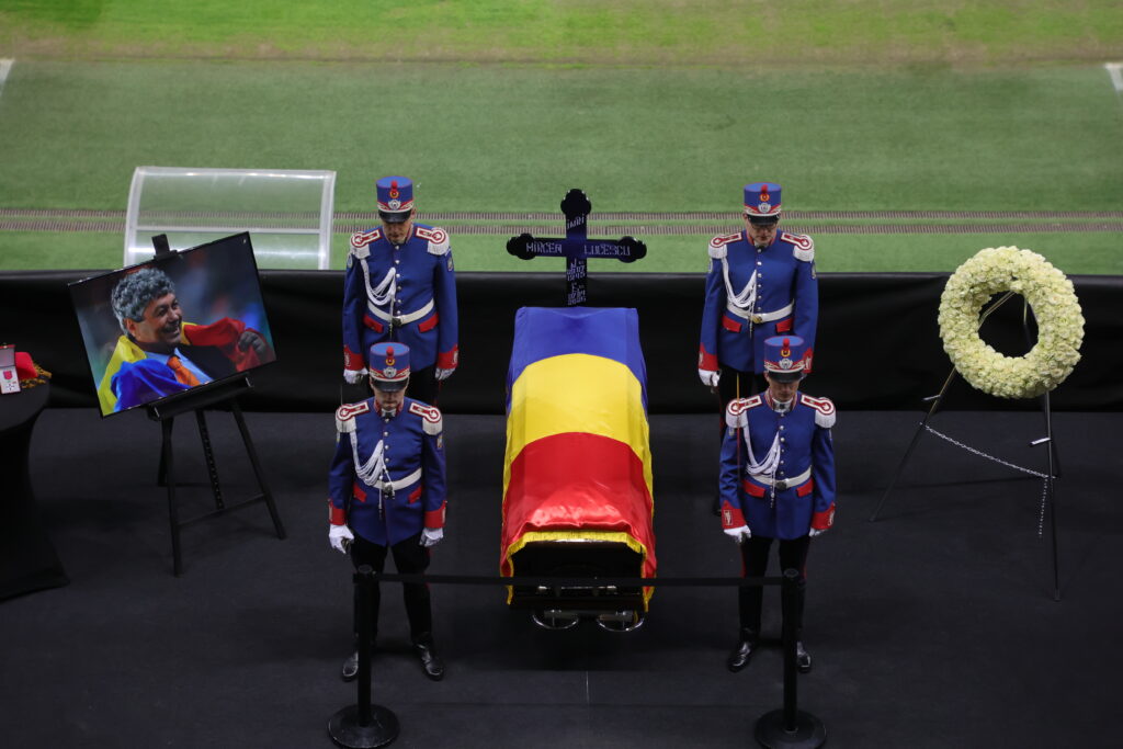 UPDATE: Mircea Lucescu este înmormântat astăzi cu onoruri militare. La Biserica Sf. Elefterie se pun petale de trandafiri pe scări