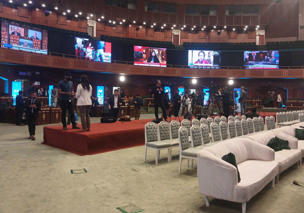 Diplomații încearcă să organizeze noi discuții între SUA și Iran în prima zi a blocadei americane