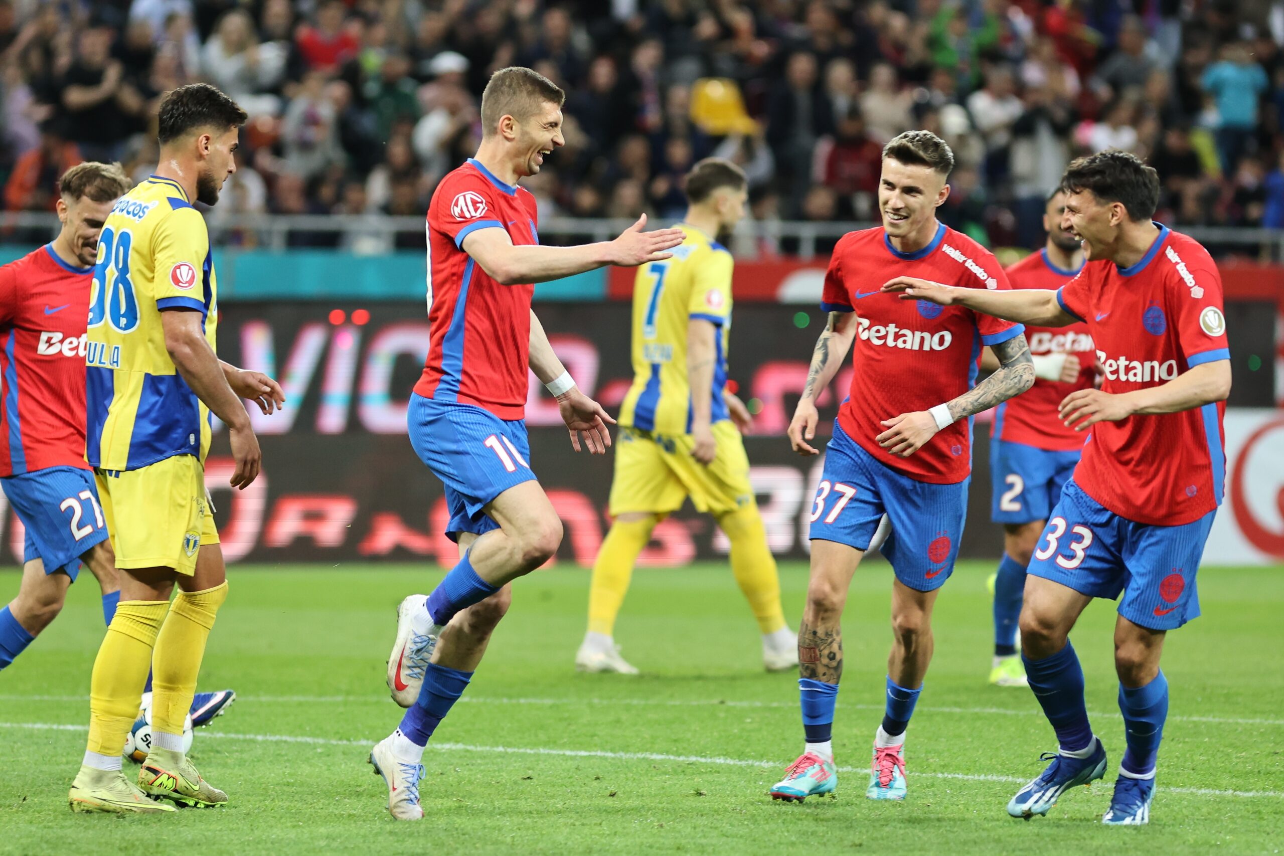 FCSB câștigă cu Petrolul, 3-1, fără Rădoi