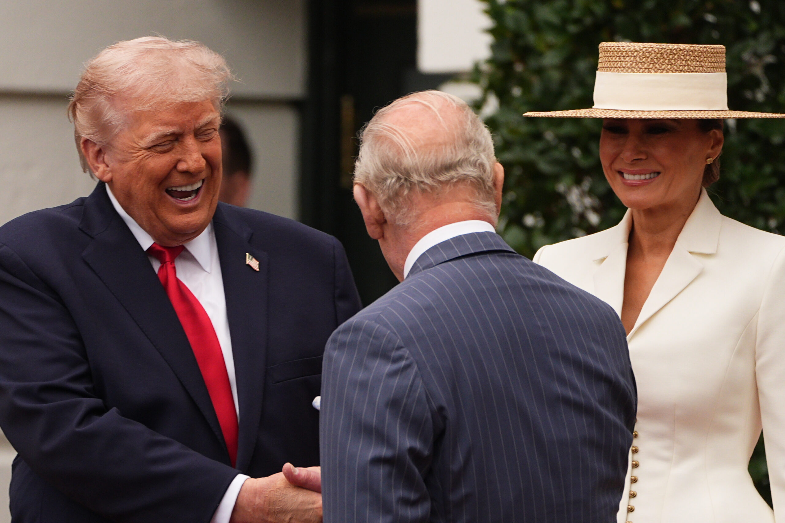 Cine-i șeful? Britanicii au analizat imaginile cu Charles și Trump și au stabilit: Marea Britanie vs. SUA 1-0